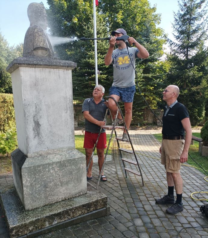 RENOWACJA_POMNIKA_PILSUDSKIEGO.jpg
